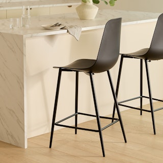 Svelti Pure Black Counter Stool